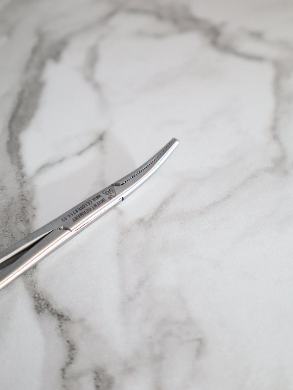 Pinza de mosco curva