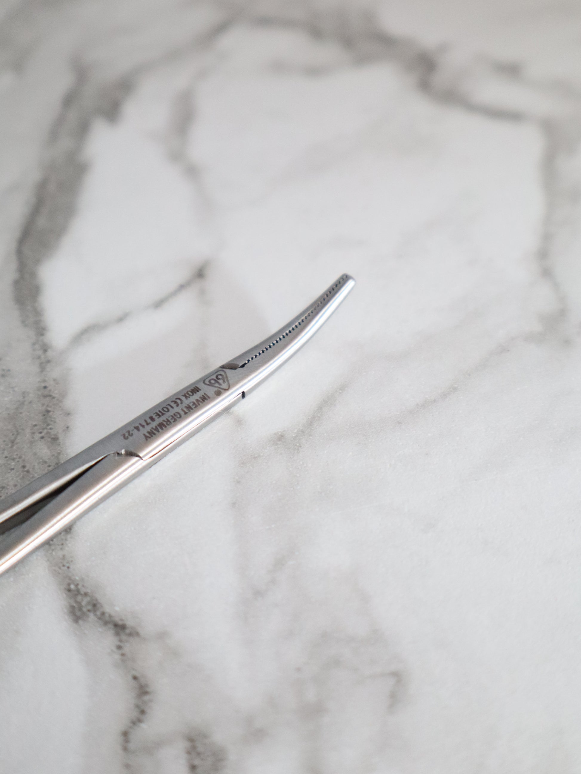 Pinza de mosco curva