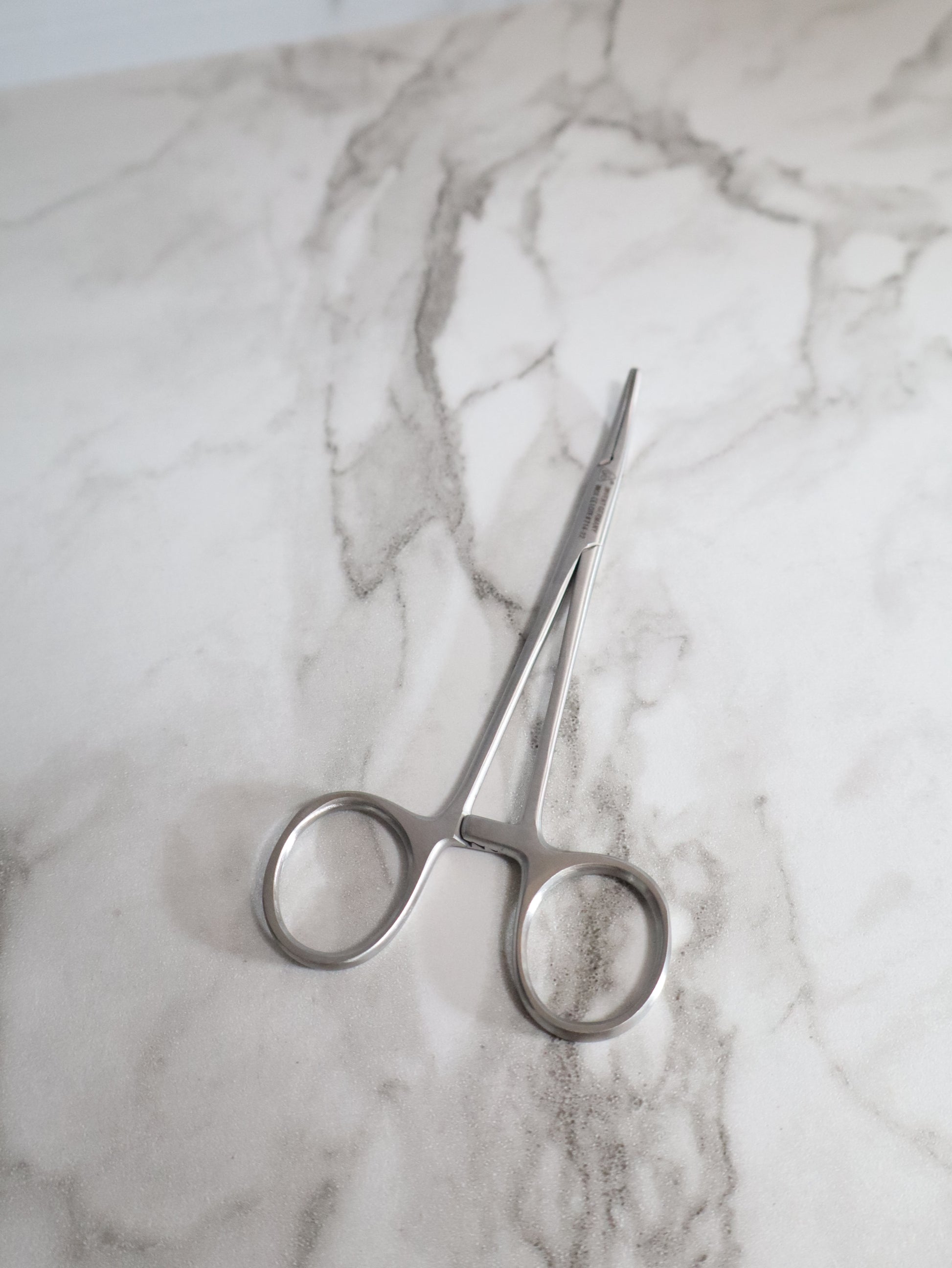 Pinza de mosco curva
